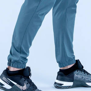 Logo personnalisé OEM Gris ardoise Unbound Joggers d'entraînement pour hommes Poches latérales Pantalon de survêtement de gymnastique Slim Fit Pantalons et pantalons pour hommes respirants - Product Image 4