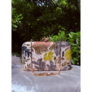 Pochette florale perlée avec chaîne, fermeture à rabat, sac de soirée fait main, capacité jusqu'à 1L - Product Image 1