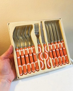 Juego de cubiertos con mango de resina naranja con diseño blanco elegante para boda, comedor, hogar, cocina, restaurante y uso en fiestas de la India - Product Image 4