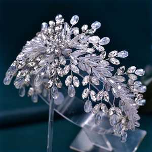 Diadema Bridella BHP539-S con Perlas Plateadas, Diamantes de Imitación y Cristales - Ajuste Cómodo para Bodas, Bailes de Graduación y Eventos Formales - Product Image 1