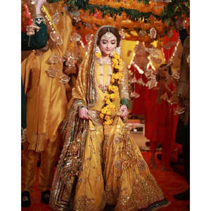 Ensemble Sharara de Mariée Pakistanaise Jaune Moutarde de Luxe, Broderie Main Lourde et Travail Gota, pour Femme, Mariage, Mehndi, Mayoun, Gharara - Product Image 3