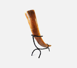 เขาสัตว์แท้ทำมือสำหรับดื่มสไตล์ไวกิ้ง สีน้ำผึ้ง พร้อมลวดลายรูนนอร์สแกะสลักด้วยมือ และขาตั้งเหล็กดัดแข็งแรง - Product Image 1