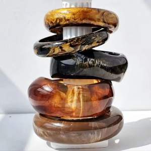 กำไลเรซิ่นแฟชั่นสำหรับผู้หญิง งานแฮนด์เมด สไตล์เก๋ไก๋ ของขวัญเครื่องประดับสำหรับไลฟ์สไตล์สมัยใหม่ ขายส่งงานฝีมือเรซิ่น - Product Image 5