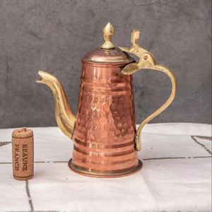 Cafetière en cuivre de qualité professionnelle avec poids équilibré et look élégant pour une présentation de café élégante - Product Image 1