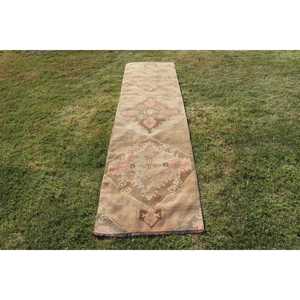 Tapis turc de 2,5 x 9,6 pieds, tapis vintage marron avec motifs de plantes et d'arbres - Product Image 1