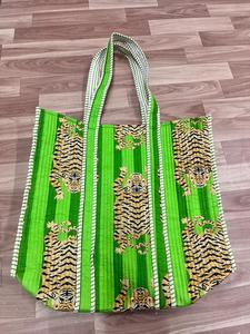 Bolso Tote para Mujer con Estampado de Tigre Indio, Bolso de Hombro Acolchado con Estampado Digital, Accesorio de Moda de Alta Calidad, Tamaño Personalizado, para Todas las Temporadas - Product Image 4
