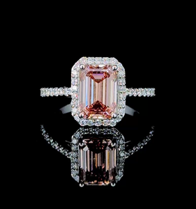 แหวนหมั้นเพชรชมพูทรงมรกตหรูหรา ประดับคริสตัลพรีเมียม พร้อมวงแหวนฝังเพชรแบบไมโครเพฟ - Product Image 1