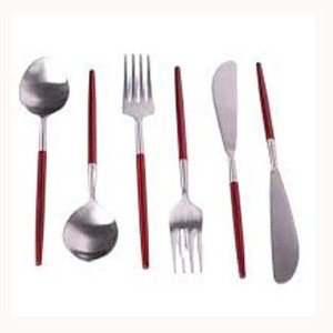 Juego de Cubiertos de Diseño Plano Ecológico, Metal Decorativo de Acero Inoxidable Pulido Plateado, Mango de Resina Roja de Excelente Diseño de Portugal - Product Image 5