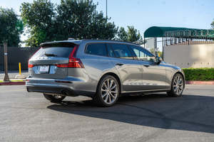 Volvo V60 T5 Momentum FWD Plus 2020 Usado en Buen Estado, Sin Accidentes, Conducción Izquierda/Derecha - Product Image 4