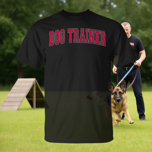 เสื้อยืดเทรนเนอร์สุนัขลายตัวอักษรสีแดงโค้งสไตล์เรโทร พร้อมลายพิมพ์ด้านหลังสำหรับโปรโมชั่น - Product Image 3