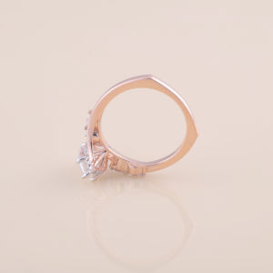 Bague de fiançailles avec diamant de laboratoire taille marquise de 1,30 carat |   Bague en or rose, blanc et jaune 14 carats à tige fendue, certifiée IGI, plaquée rhodium - Product Image 5