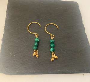 Boucles d'oreilles en laiton pour femmes et filles, faites à la main, à facettes en malachite, pour fête de mariage - Product Image 4