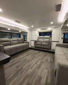 Caravane de voyage North Pointt pour 6 personnes, moderne, avec cuisine coulissante et sol en PVC, carrosserie en aluminium, couleur noire - Product Image 2