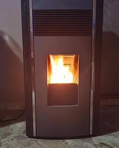 Estufa de pellets de madera de calidad/Estufa de leña de diseño moderno con horno de hierro fundido disponible a precios baratos y asequibles - Product Image 2