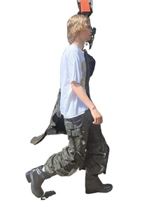 Jeans tendance et stylés à taille mi-haute, avec décoration de sangle noire légère, effet délavé sur toute la surface, personnalisés pour hommes - Product Image 5