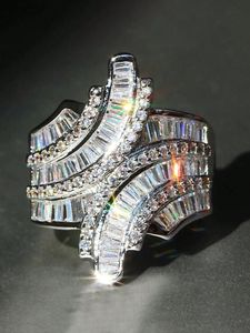 Bague de fiançailles élégante et tendance en moissanite, plaquée or et argent sterling, certifiée IGI, sertie de diamants brillants - Product Image 2
