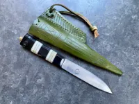 Handgemachtes Damaskus messer mit horizontaler Ledersc heide Feste Klinge für Bush craft Skinn ing Hirschhorn knochen griff