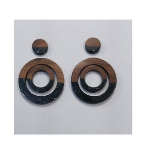 Boucles d'oreilles en bois de manguier de conception simple pour dames fête porter mariage boucle d'oreille en bois de luxe meilleur fabricant boucle d'oreille en résine de bois - Product Image 4