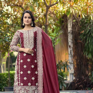 Ensemble de vêtements de fête en soie Gmy avec broderie lourde et travail de séquence de codage, haut en soie Gmy avec broderie et travail de séquence de codage, dupatta - Product Image 1