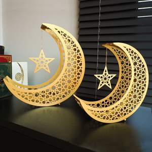 Lanterne suspendue dorée Ramadan Moubarak avec des détails de découpe géométrique pour une décoration de porte élégante - Product Image 6