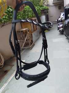 สายบังเหียนม้ากายวิภาคหนังเทียมย้อมสีหนังผักพร้อมหนังสิทธิบัตรและคริสตัลสำหรับขี่และแข่งรถ - Product Image 5