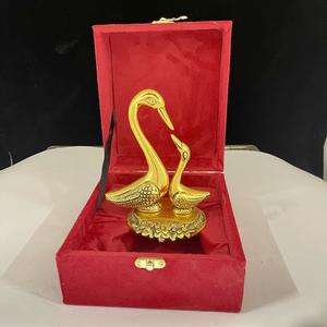 Pareja de cisnes en oro y plata, diseño moderno de metal para sala de estar, regalo exclusivo en caja, pájaros enamorados - Product Image 2