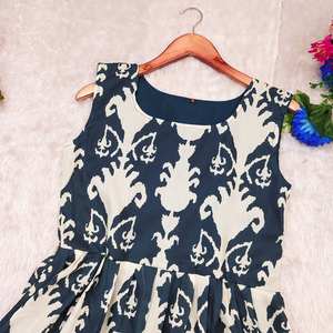 Une robe longue en coton d'été parfaite avec de beaux imprimés partout - Product Image 1