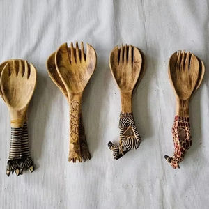 Cuillère courbe en bois faite à la main de la meilleure qualité pour le dîner et la soupe Ustensiles de cuisine de l'hôtel Artisanat naturel - Product Image 1