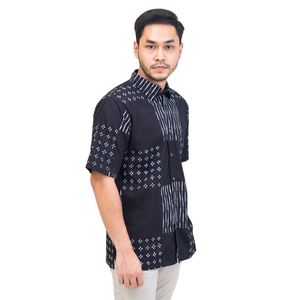 Camisa de manga corta negra étnica moderna con rayas verticales y motivos geométricos de puntos para un aspecto minimalista audaz de Indonesia - Product Image 4