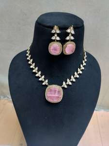 Ensemble de collier Kundan exquis pièce de bijoux de mariée artisanale avec boucles d'oreilles assorties parfait pour les mariages Occasions spéciales - Product Image 3