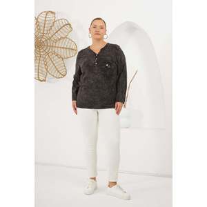 Blusa Lavada de Talla Grande con Detalle de Parche en el Cuello, Color Negro - Product Image 5