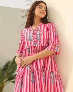 Nouvelle robe mi-longue en coton imprimé floral à la mode élégant été Boho cadeau de mariage moderne Fit en vente pour les mariées - Product Image 4