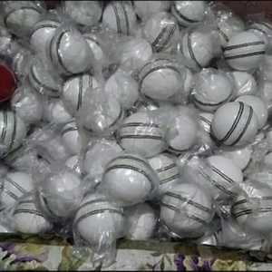 Benpro BE-CB-1151ลูกบอลคริกเก็ตสีแดงสีขาวคุณภาพสูงเย็บตะเข็บหนังแข็งสำหรับการฝึกในร่ม/กลางแจ้ง - Product Image 1