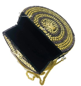 Pochette noire et dorée en forme de boîte ronde élégante sacoche de soirée pour femme, parfaite pour mariage, fêtes, événement formel - Product Image 4