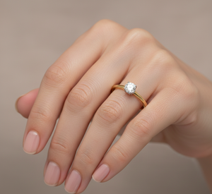 Anillo de Compromiso Solitario Clásico de Oro con Moissanita de Corte Brillante Redondo - Product Image 2