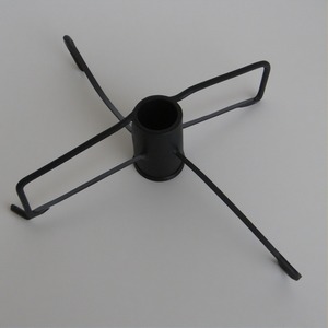 Élégant support d'arbre de Noël en métal argenté fabriqué à la main avec base sculptée, parfait pour les maisons de fête - Product Image 6