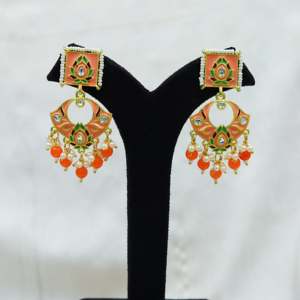 ต่างหู Meenakari ประดับด้วยไข่มุกที่แขวนอยู่เหนือกาลเวลาสร้างขึ้นด้วยเครื่องเคลือบเมนาการิเหมาะสำหรับงานรื่นเริงหรืองานแต่งงาน - Product Image 3