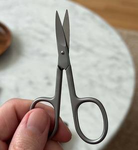 Manicura pedicura cuidado de uñas Tijeras de uñas Industria directa Tijeras de uñas curvas de acero inoxidable fabricadas en Pakistán con nuevo diseño - Product Image 2