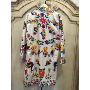 เสื้อโค้ทผู้หญิงสไตล์วินเทจ ทอลายปักลายดอกไม้ คอตั้ง ติดกระดุมเม็ดเดียว ระบายอากาศได้ดี ใส่ได้สองด้าน เนื้อผ้านุ่ม แขนยาว เหมาะสำหรับฤดูหนาว - Product Image 1