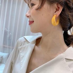 Vintage Designer <b>Clear</b> <b>Resin</b> Acrylic Huggie Hoop Earrings Fashion Jewelry With Heart-shaped Pearl for Wedding or Gift - Product Image 3