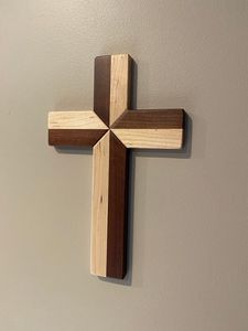 CRUZ DE MADERA DE PINO CON UNA FARAMHOUSE DESGUACE Mirada Cruz cristiana de cedro tallada a mano con acabado natural - Product Image 2