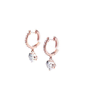 ต่างหูมอยส์ซาไนต์ทรงเหลี่ยมเจียระไนแบบบริลเลียนท์ ตัวเรือนเงินแท้ชุบทอง 18k ดีไซน์คลาสสิก เรียบหรู สไตล์มินิมอล ประดับเพชร 4 ก้าน จากเทียนหยู เจ็มส์ - Product Image 3