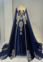 Robe longue de soirée luxueuse en satin écologique, col montant vintage, dentelle faite main, ornements en pierres, perles de cristal, motif floral