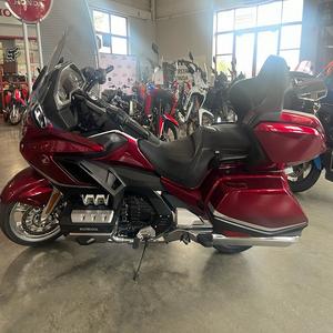 Motocicleta de Lujo Honda Gold Wing Tour DCT Original, Nueva, con 1 Año de Garantía OEM, Origen KE, Lista para Enviar - Product Image 1