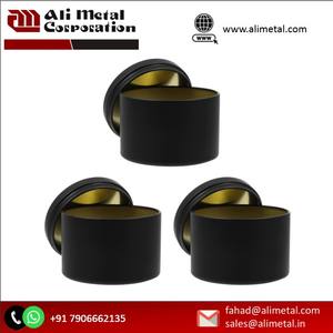 Bougie mate personnalisée ronde noire Pot à bougie en métal unique disponible avec couvercle pour bougie et entièrement personnalisation. - Product Image 2