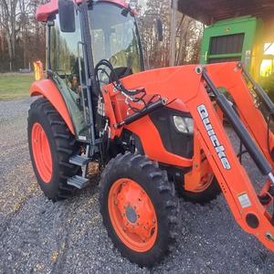 Tractor Kubota M7040 de calidad premium, construcción duradera, opción de entrega rápida disponible. Compre hoy para un rendimiento agrícola confiable. - Product Image 1