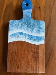 Tabla de cortar de madera personalizada con resina epoxi estilo océano con mango fuerte tabla de cortar de madera de Olivo de Acacia - Product Image 6