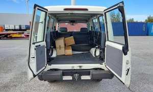 TOYOTA Land Cruiser 78 Usata con Basso Chilometraggio, Tetto in Metallo, Motore Diesel 6.1-8L, Cambio Automatico, Pneumatici R21, Auto Usata Pronta per la Spedizione Mondiale - Product Image 5