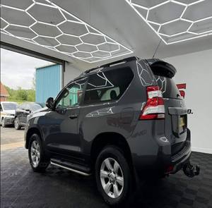 รถ SUV มือสอง 5 ที่นั่ง ขับเคลื่อนสี่ล้อ เครื่องยนต์เบนซิน 4x6 ลิตร 300 แรงม้า V8 เบาะหนัง กล้องมองหลัง พวงมาลัยซ้าย ไฟหน้า LED จอสัมผัส - Product Image 5