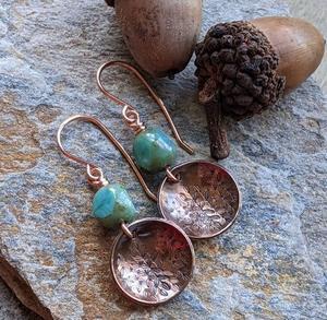 ต่างหูทองแดงโบราณดีไซเนอร์สำหรับผู้หญิงที่มีรายละเอียดงานฝีมือที่ได้รับแรงบันดาลใจจากดอกไม้เหมาะสำหรับสวมใส่ในชีวิตประจำวัน - Product Image 4